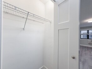 448 W Barry in Chicago, IL - Building Photo - Building Photo