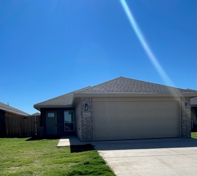 8619 10th St in Lubbock, TX - Building Photo