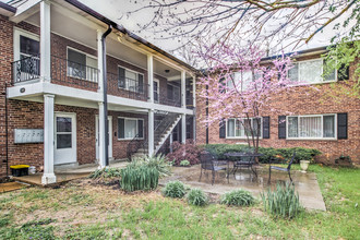 7848 Big Bend Blvd-Unit -1 in Webster Groves, MO - Building Photo - Building Photo