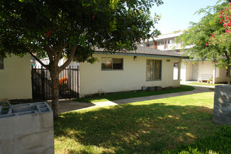 220 W Verdugo Ave in Burbank, CA - Building Photo - Building Photo