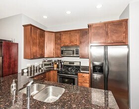 2521 N 76th Ave, Unit 2 NE in Elmwood Park, IL - Foto de edificio - Building Photo