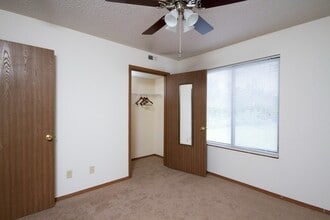 English Village II in Springfield, MO - Building Photo - Building Photo