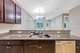 557 Valparaiso Pkwy in Valparaiso, FL - Building Photo - Building Photo