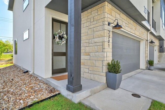 2050 Lohmans Spur Rd in Lakeway, TX - Building Photo - Building Photo