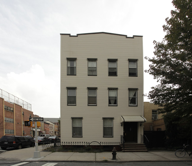 274 Manhattan Ave in Brooklyn, NY - Foto de edificio - Building Photo