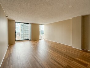 70 W Huron St, Unit 2607 in Chicago, IL - Building Photo - Building Photo