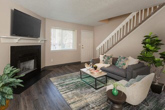 Woodside Apartment Homes in Colorado Springs, CO - Foto de edificio - Building Photo