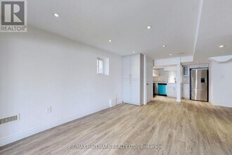 1052 Eagle Ridge Dr in Oshawa, ON - Building Photo - Building Photo