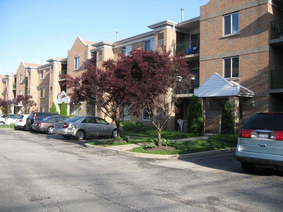 Deluxe Two Bedroom Condo in Chicago, IL - Building Photo