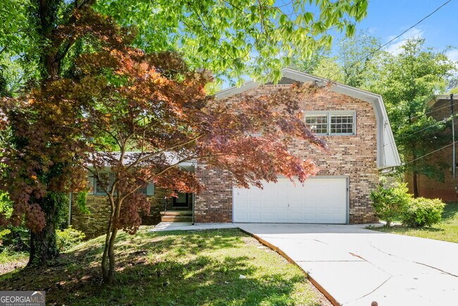 property at 3433 Comet Cir