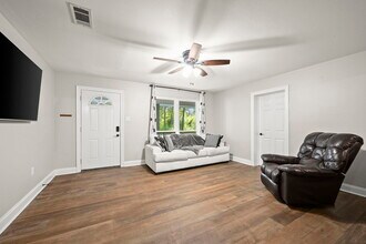 23705 Walker South Rd in Denham Springs, LA - Foto de edificio - Building Photo