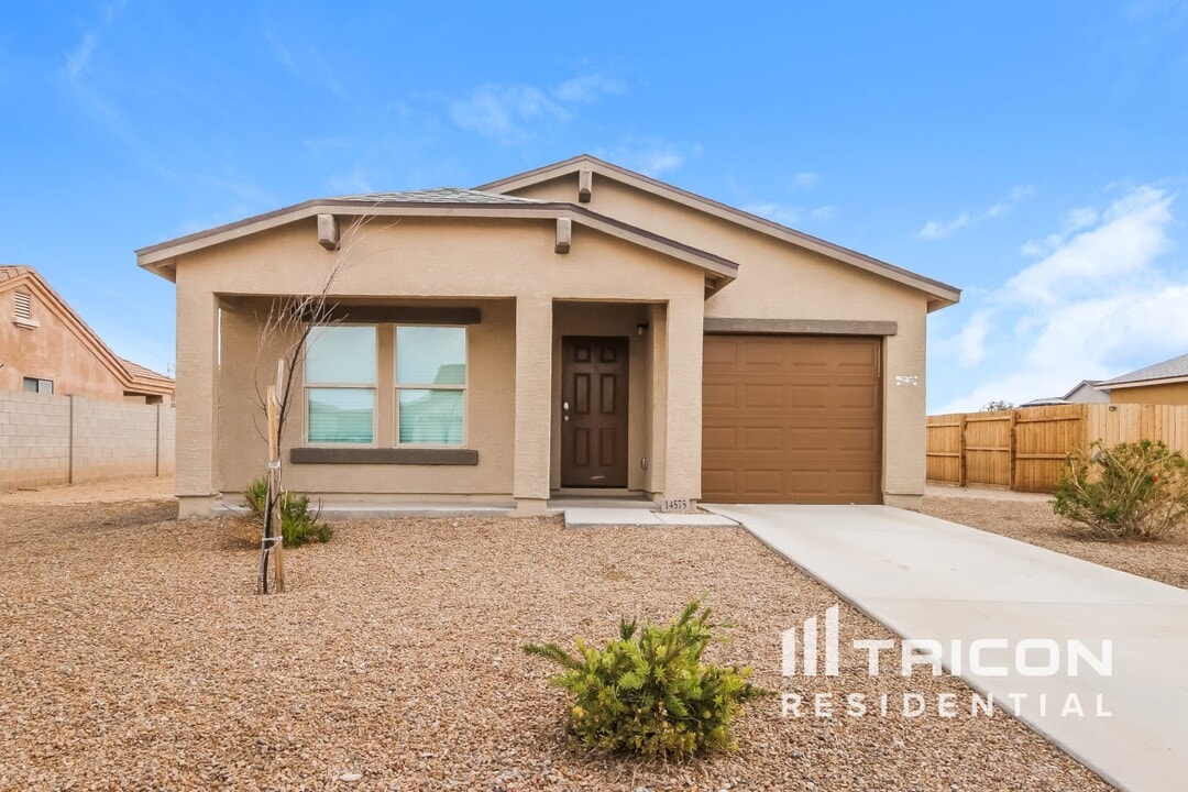 14575 S Capistrano Rd in Arizona City, AZ - Building Photo