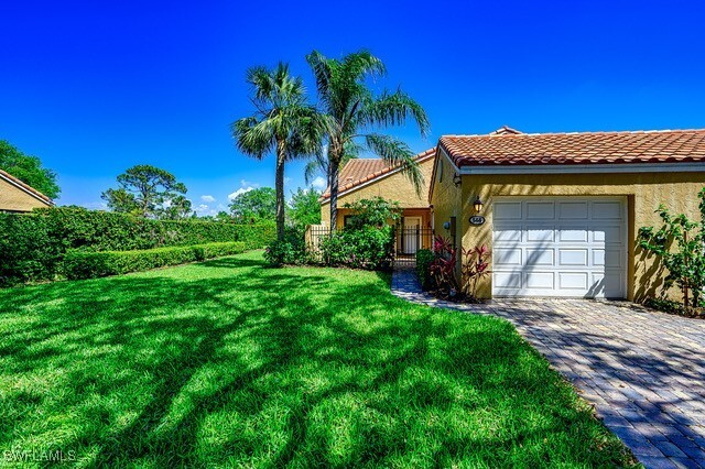 566 Beachwalk Cir in Naples, FL - Foto de edificio