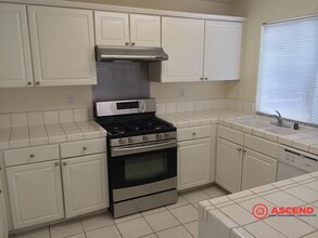 8310 Persimmon Dr in Bakersfield, CA - Building Photo - Building Photo