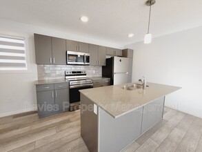 1107 Cy Becker Rd NW in Edmonton, AB - Building Photo - Building Photo