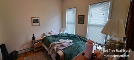 143 Hillside St, Unit 2 in Boston, MA - Foto de edificio - Building Photo