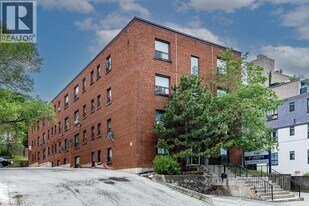 118 St Joseph's Dr in Hamilton, ON - Building Photo