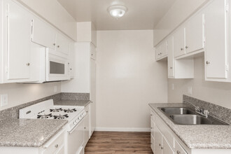 Stonecrest Pointe Apartments in Fullerton, CA - Building Photo - Interior Photo