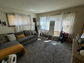 7259 W Lakefield Dr, Unit #2 in Milwaukee, WI - Foto de edificio - Building Photo