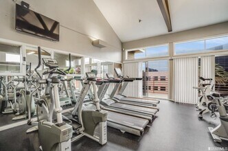 6400 Christie Ave, Unit 4422 in Emeryville, CA - Building Photo - Building Photo