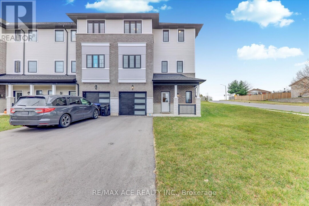 2 Lahey Cres in Penetanguishene, ON - Building Photo