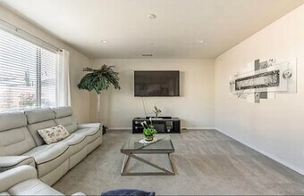 7818 Poppy Ln in Fontana, CA - Foto de edificio - Building Photo