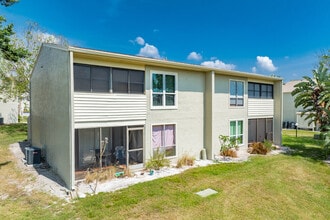 Windrush Bay Condominiums in Tarpon Springs, FL - Building Photo - Building Photo