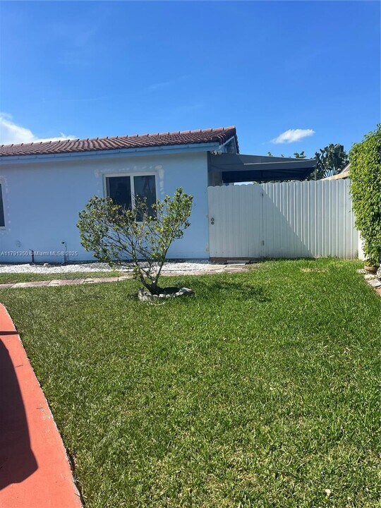 3325 Village Green Dr in Miami, FL - Building Photo