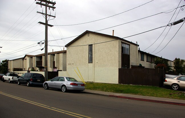 2201-2229 Comstock St in San Diego, CA - Foto de edificio - Building Photo