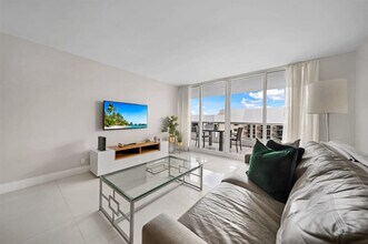 1717 N Bayshore Dr in Miami, FL - Building Photo - Building Photo