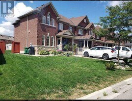 29 Burnstown Cir in Brampton, ON - Building Photo