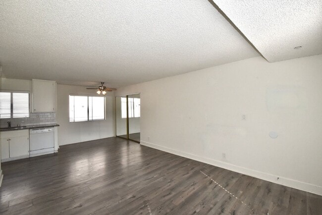 5921 Whitsett Ave in Los Angeles, CA - Building Photo - Building Photo