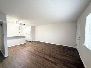 201 S Kaysie St-Unit -25 in Angleton, TX - Building Photo - Building Photo