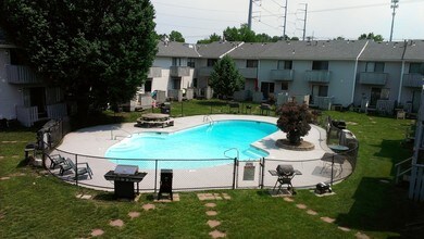 The Pines Apartments in Overland Park, KS - Foto de edificio - Building Photo