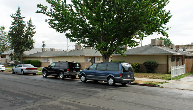 150-178 N Calaveras St in Fresno, CA - Building Photo - Building Photo