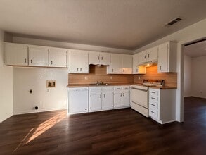 4800 Cedarhill Cir in Killeen, TX - Building Photo - Building Photo