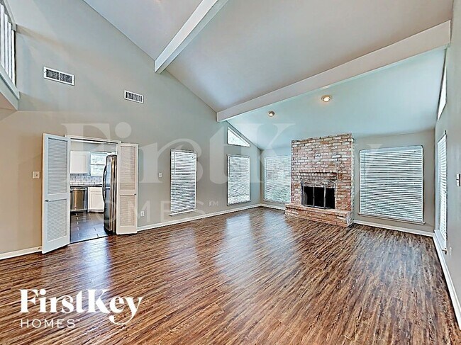 7451 Tunbury Ln in Houston, TX - Foto de edificio - Building Photo