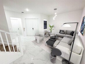 4577 SW 173rd Ave in Miramar, FL - Foto de edificio - Building Photo