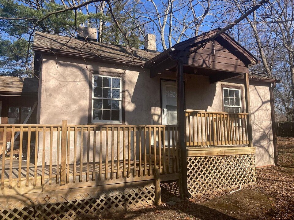 3261 University Pkwy in Winston-Salem, NC - Building Photo