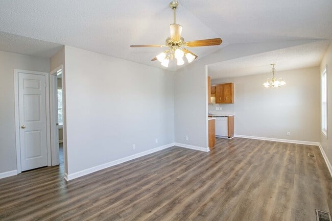 233 Waterford Dr in Oak Grove, KY - Building Photo - Building Photo
