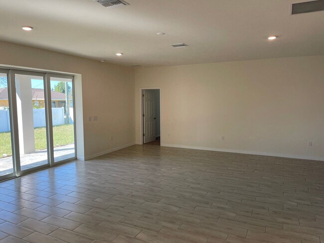 922 NE 19th St in Cape Coral, FL - Building Photo - Building Photo