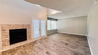 9201 Simmons Rd in Austin, TX - Building Photo