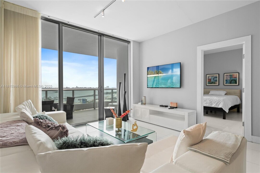 900 Biscayne Blvd, Unit 2408 in Miami, FL - Foto de edificio