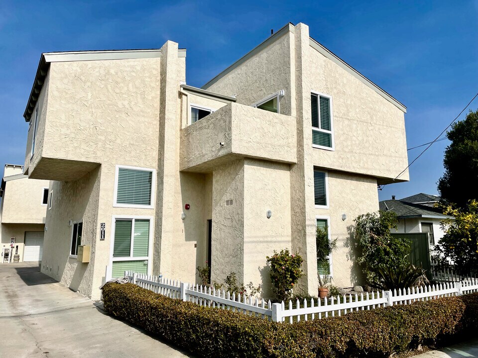 2011 Perry Ave in Redondo Beach, CA - Building Photo