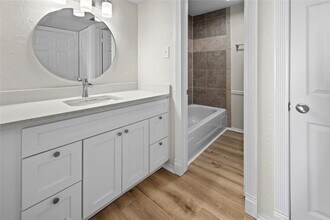 10574 High Hollows Dr, Unit 265 in Dallas, TX - Building Photo - Building Photo