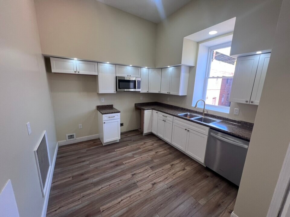 1314 11th Ave, Unit 3rd Floor Rear in Altoona, PA - Building Photo