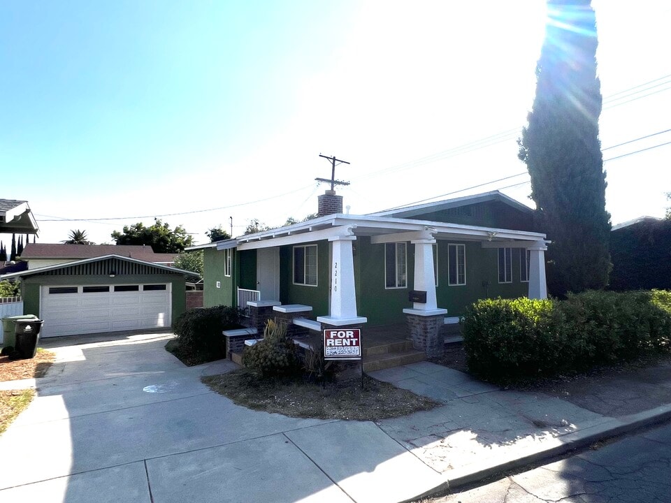 2210 Las Flores Dr in Los Angeles, CA - Foto de edificio