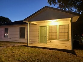 902 St Mary's St in Kenedy, TX - Building Photo