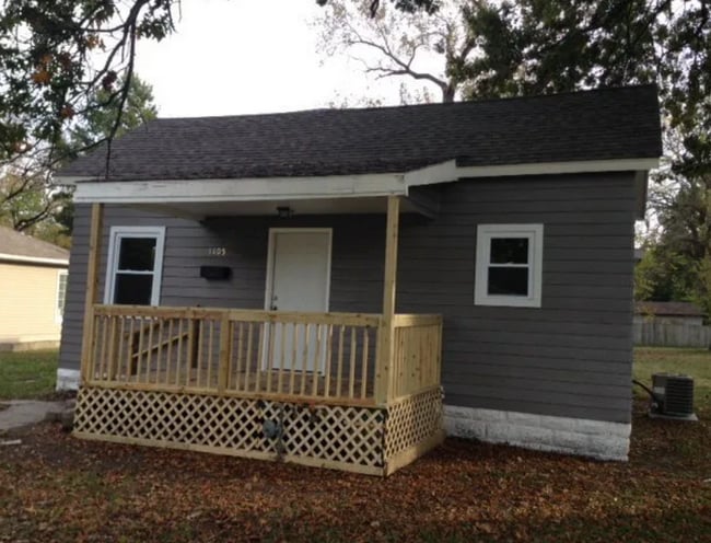 property at 1105 W 2nd St