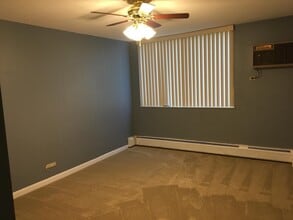 2201 S Highland Ave, Unit 1M in Lombard, IL - Building Photo - Building Photo